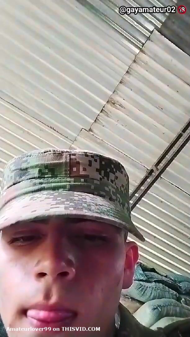 جندي ظريف يجلد زبه ويقذف على البوست