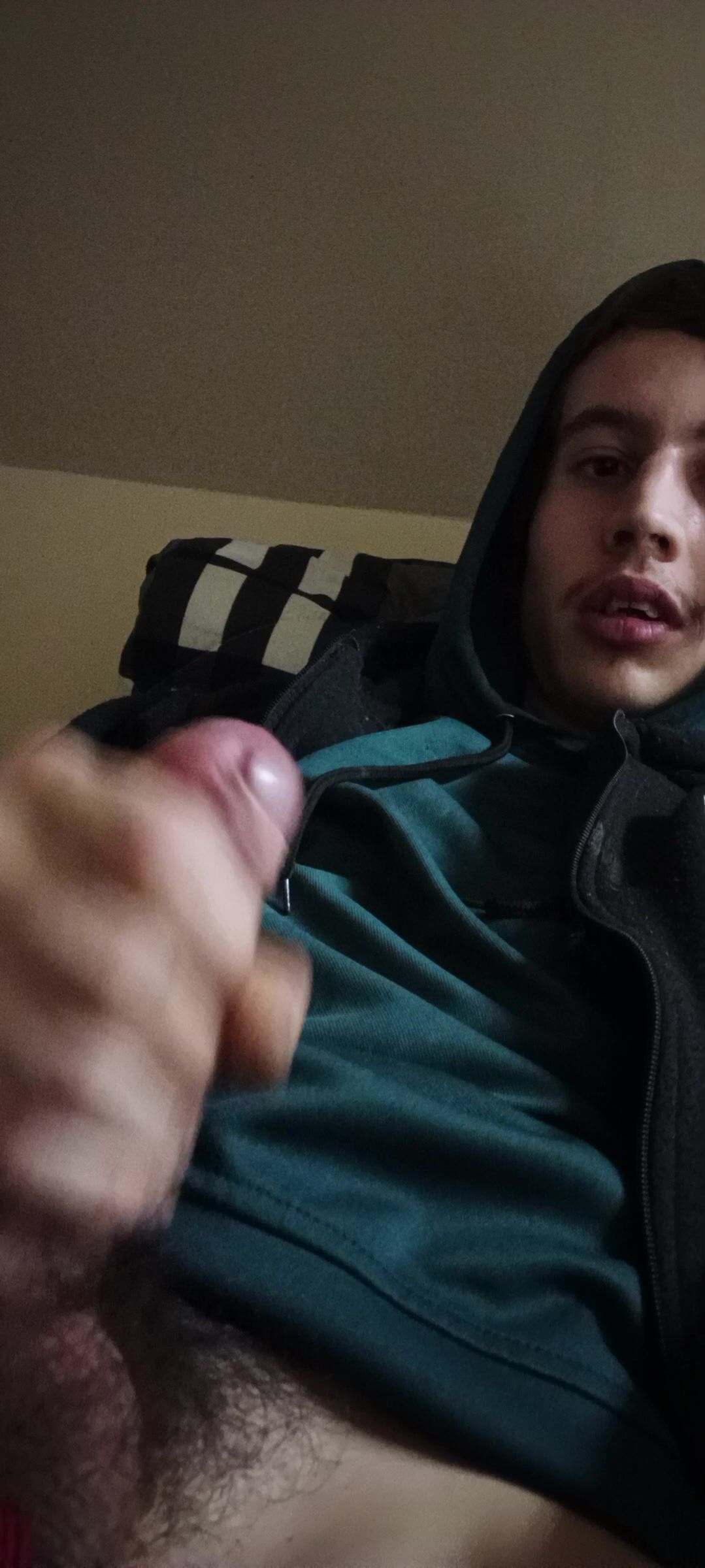 Süßer twink wichst harten schwanz auf bett