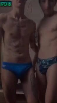 Mignons ados en speedo s’éclatent sans capote
