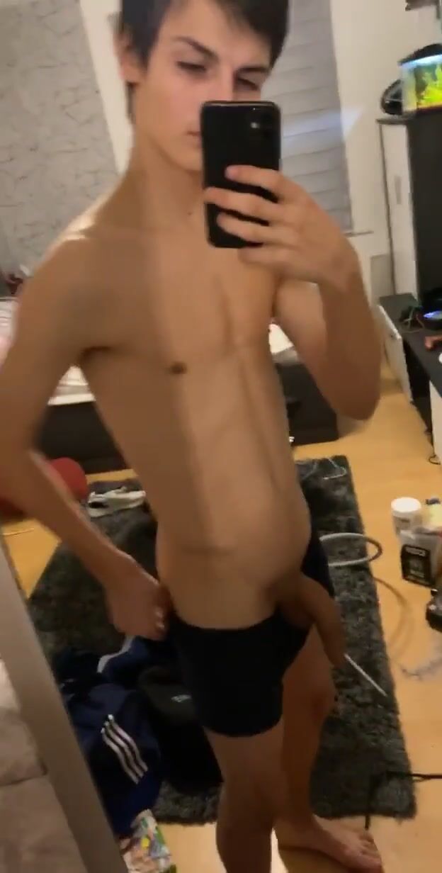 Ado mignon se branle dans la chambre