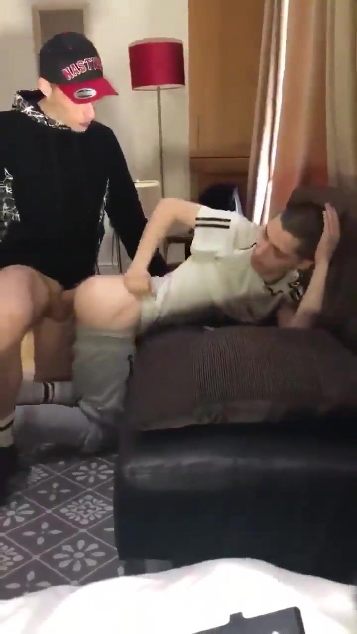 Beau gars hétéro defonce cul gay
