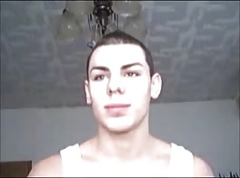 Adolescente bonitinho goza forte para pau de hétero