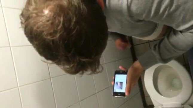個室でオナニーしている十代の少年を捕まえたゲイポルノ