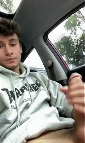 милый подросток в машине