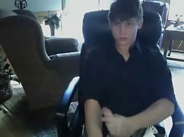 可爱的青少年在网络摄像头行动中表现出极大的热情