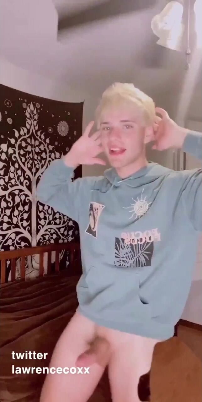 Guapo tiktoker se prepara para el sábado noche