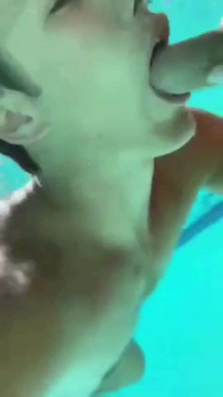 O twink fofo tom huston chupa dois paus