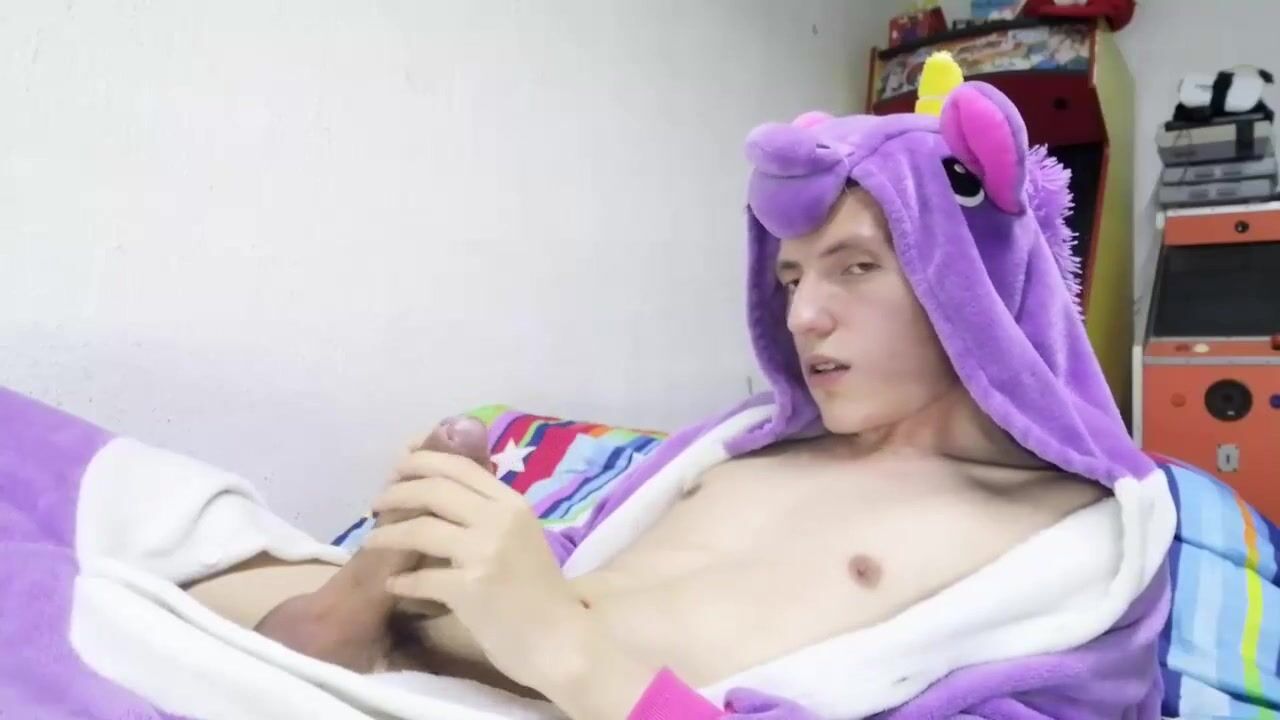 Süßer twink spritzt im einhornkostüm