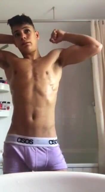 Ado fléchit ses abdos et caresse sa bite dans la salle de bain