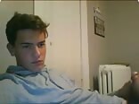 Ado convaincu de se branler par une fille en ligne - porno de mecs