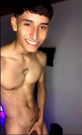 Adolescente se masturba e goza forte 20