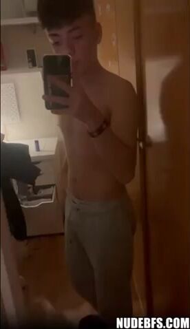 Twink guapo se masturba y se corre
