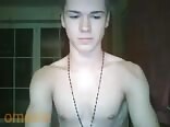 симпатичный твинк дрочит в ванной