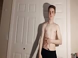 Adorable chico se desnuda y se masturba