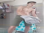 Ado dur déshabille son sexe raide et exhibe