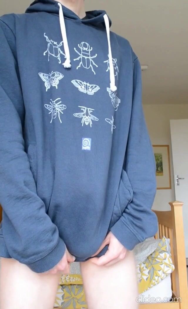 Cute twink cums hands free