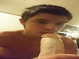 Süßer twink macht deepthroat mit dickem dildo