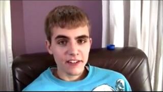 可爱的青少年骑着老男人的无套肉棒