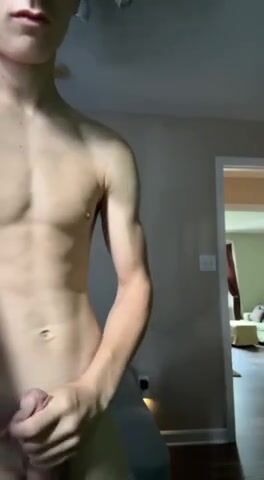 شاب أسود الشعر يجلد زبه