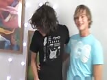 Adolescentes traviesos y lindos juegan duro sin protección