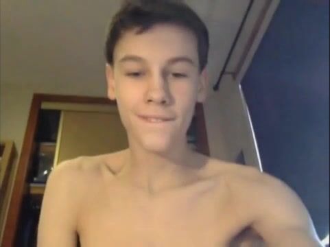 Chico twink se masturba la polla sin cortar y se corre fuerte