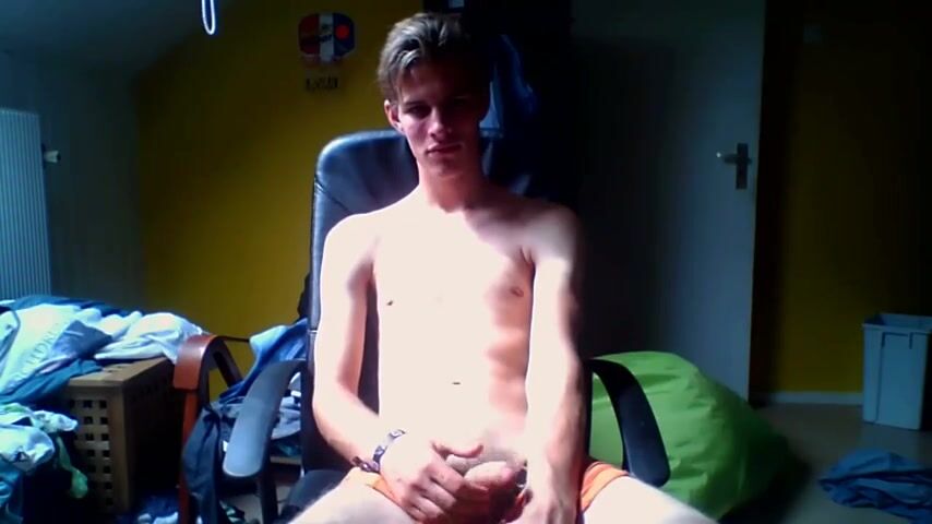 Mignon grand blondinet ado se branle et montre son cul canon