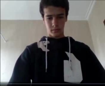 ولد كام لطيف يكشف عن مؤخرته الناعمة، بدون مني