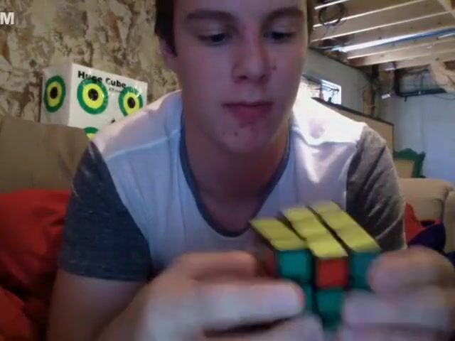 Twink gostoso na webcam bate uma e resolve cubo mágico