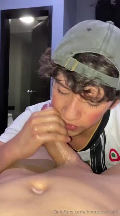 Rapazes cam gays dedam um gatinho