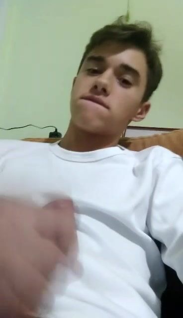 Adorabilidad eyacula en una camiseta blanca