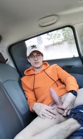 Cute teen wichst im auto 2