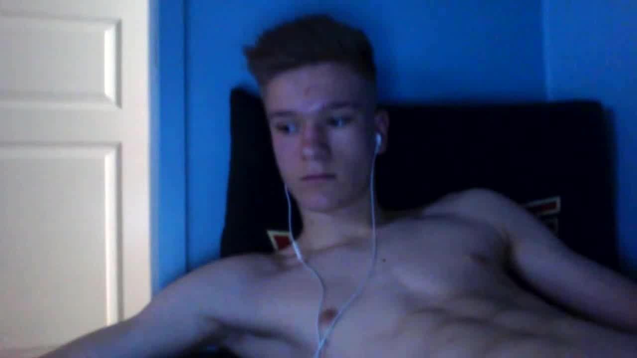 Muscle cutie covers his hot body in cum