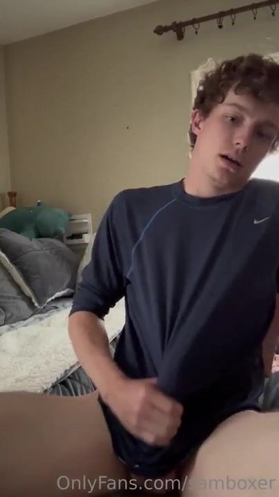 Branlette dans la chambre avec le mignon samboxer