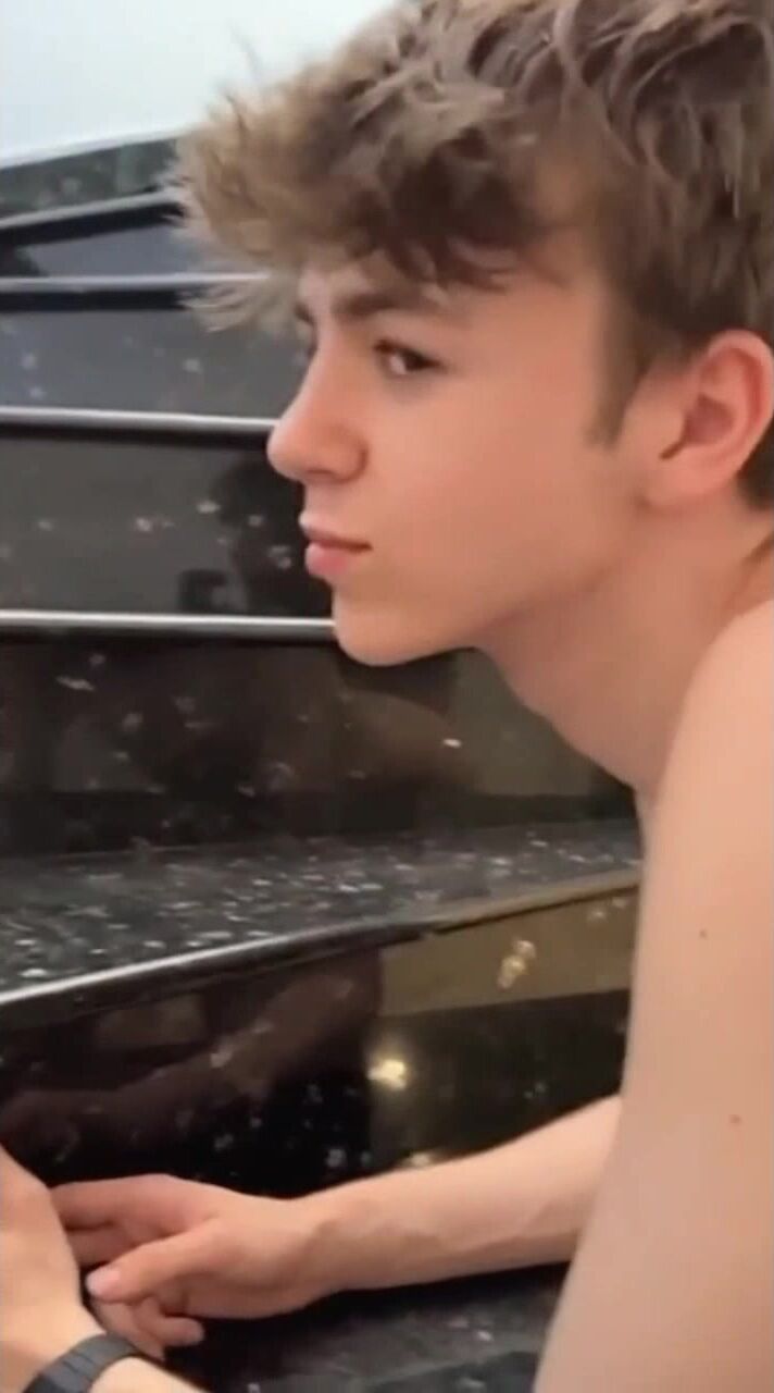 Lindo chico muestra su culo joven