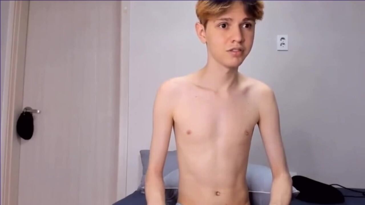 Jovencito lindo muestra su cuerpo apretado