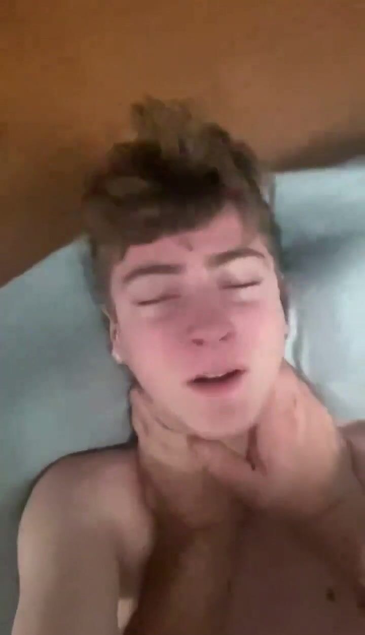 Papa würgt twink beim bareback-fick