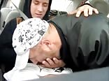 爸爸和儿子男孩在车上的鸡巴乐趣
