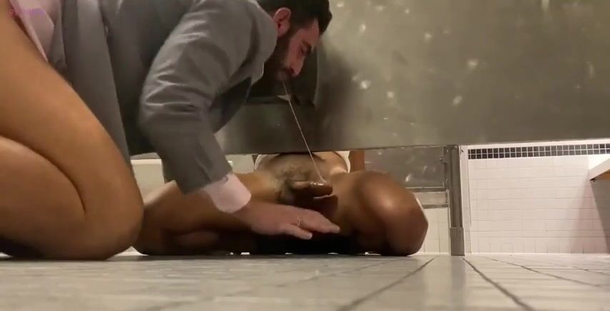 Papa chasse de la bite d’ado à cru dans les chiottes publiques