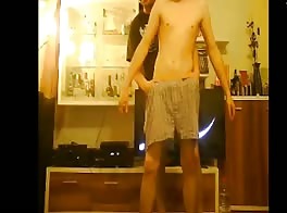 ديك ناعم يداعبه الأب