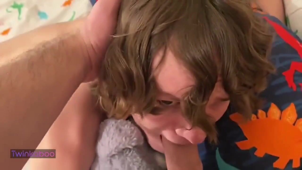 أبي يضرب ابنه الزوجي النحيف بدون واقي