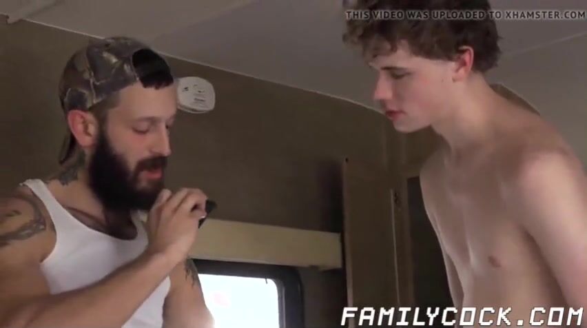 Daddy fickt teen-twink im camping-wohnmobil