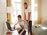 Papa und muskulöser twink bareback ficken