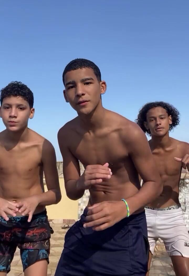 Twink baila sobre la polla de papá