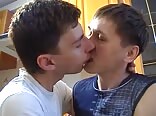 Adolescentes gays follan en la cocina