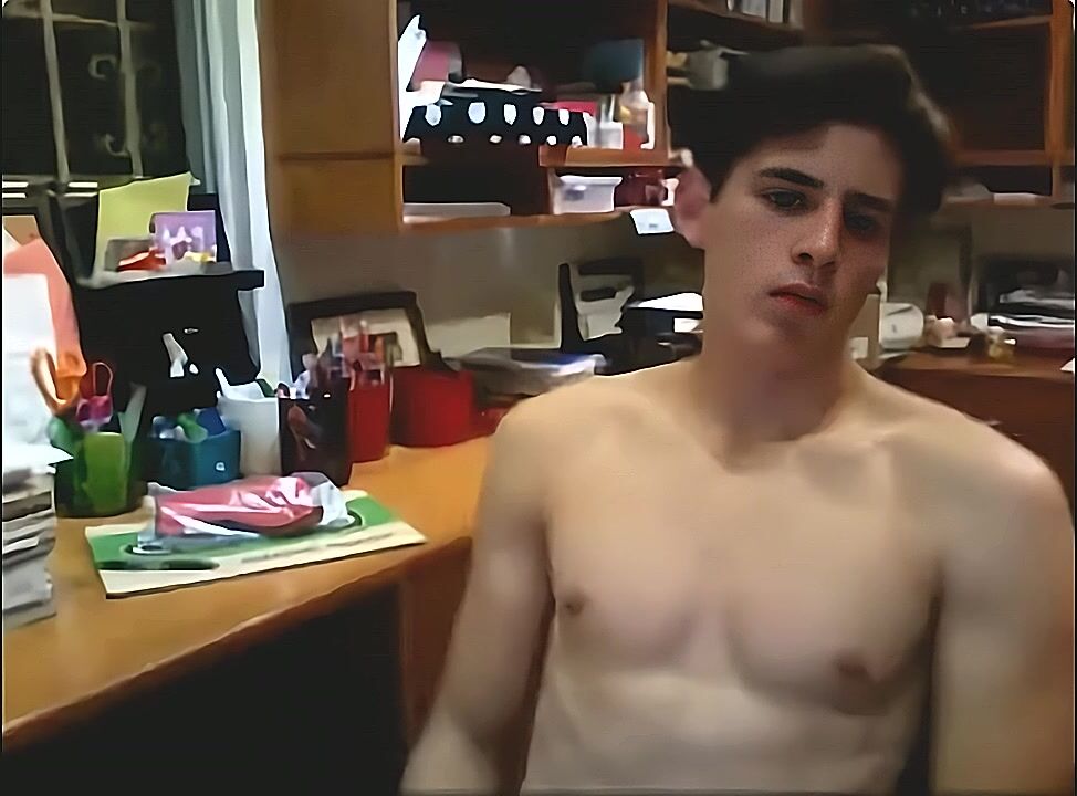 Jeune minet branle bite dans bureau papa