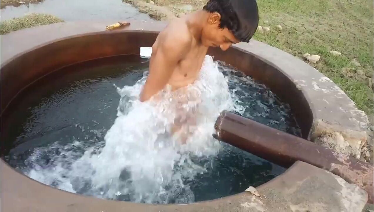 गाँव का लड़का पापा के गहरे कुएं में तैरता है
