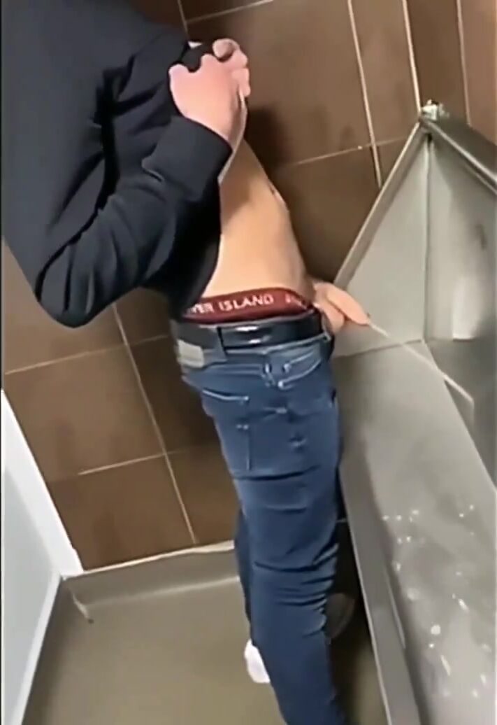Garoto bêbado mija no pau sem capa do papai musculoso