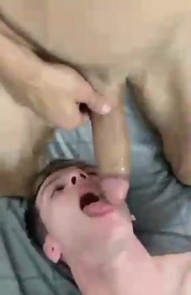 Tiefer blowjob eines 18-jährigen twinks