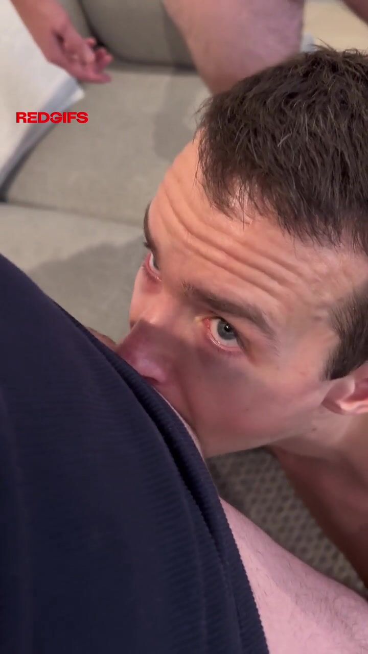 Papai engole o twink olhando nos olhos