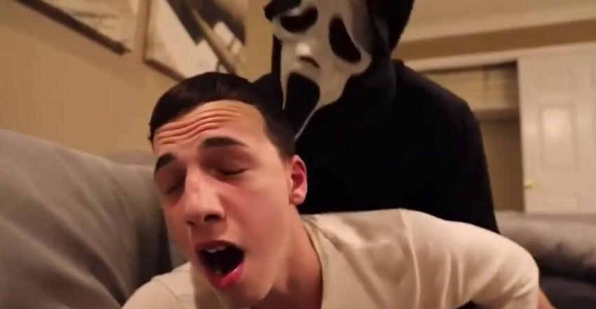Twink papá musculoso sin condón en scream